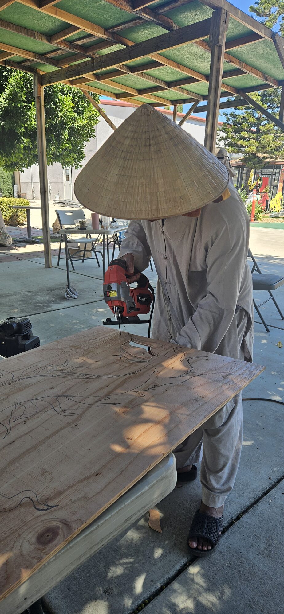 Xe chở gỗ và vật liệu từ Home Depot