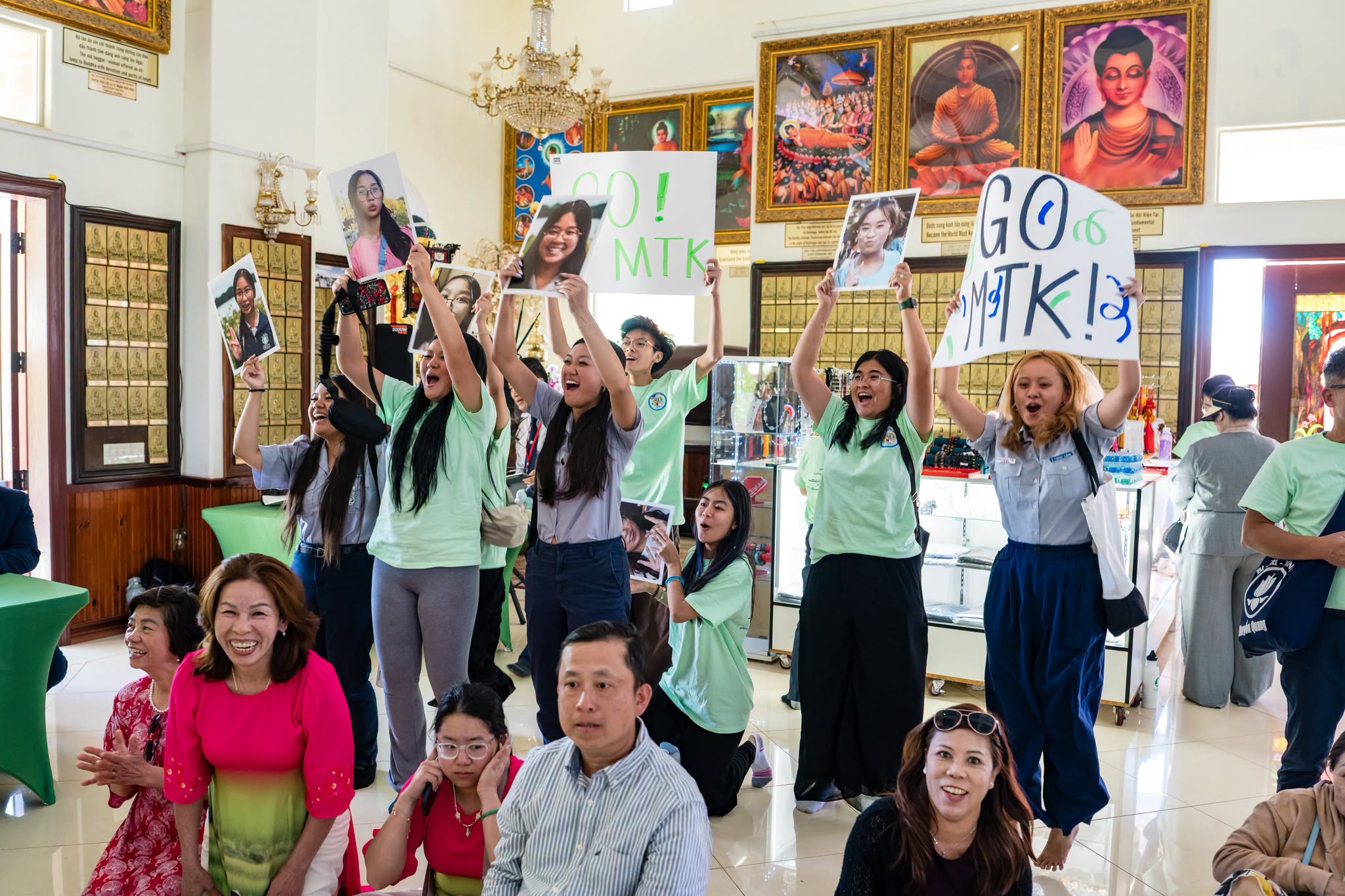 Lễ Tưởng Niệm trong chánh điện
