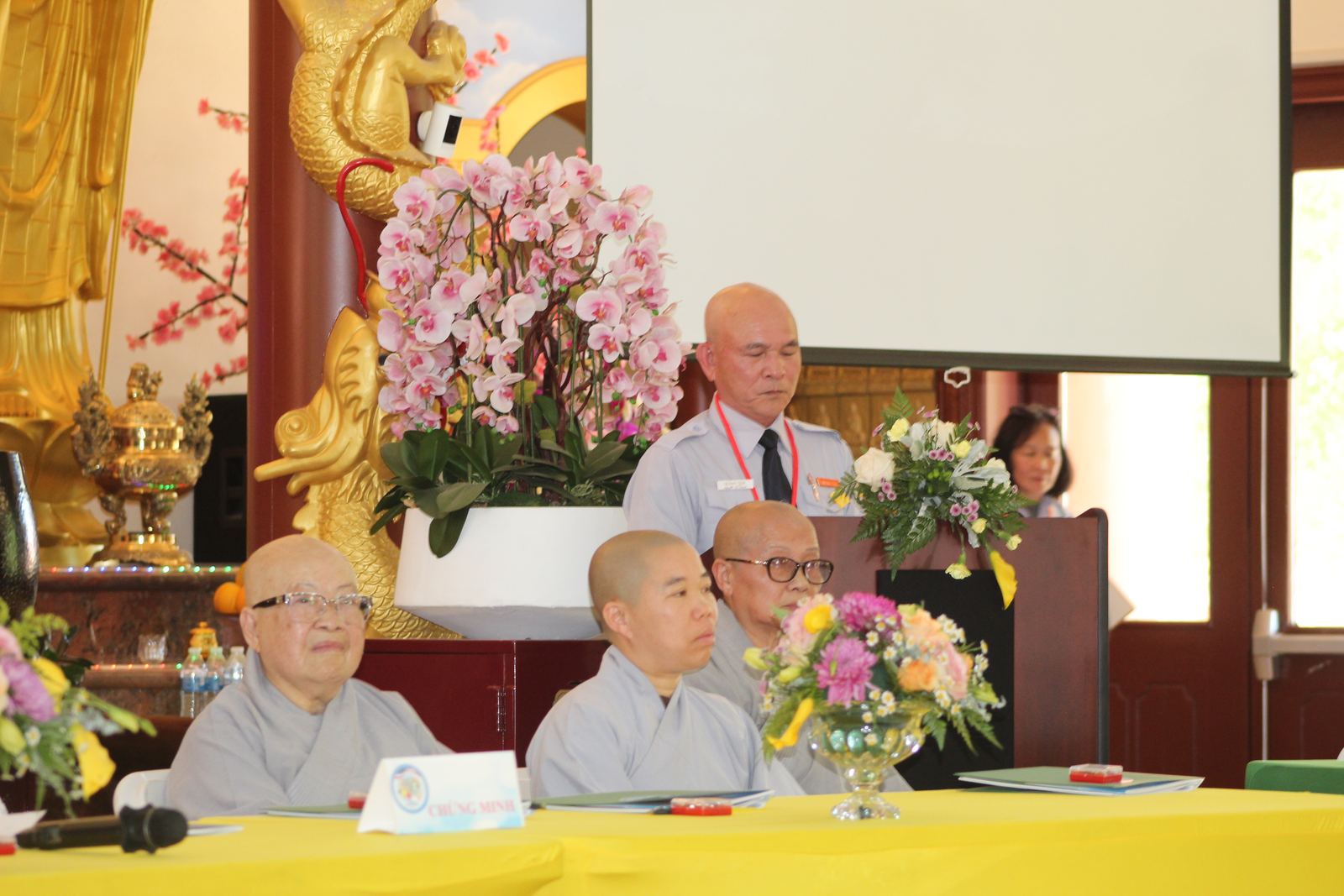 Khẩu hiệu song ngữ Đại Hội