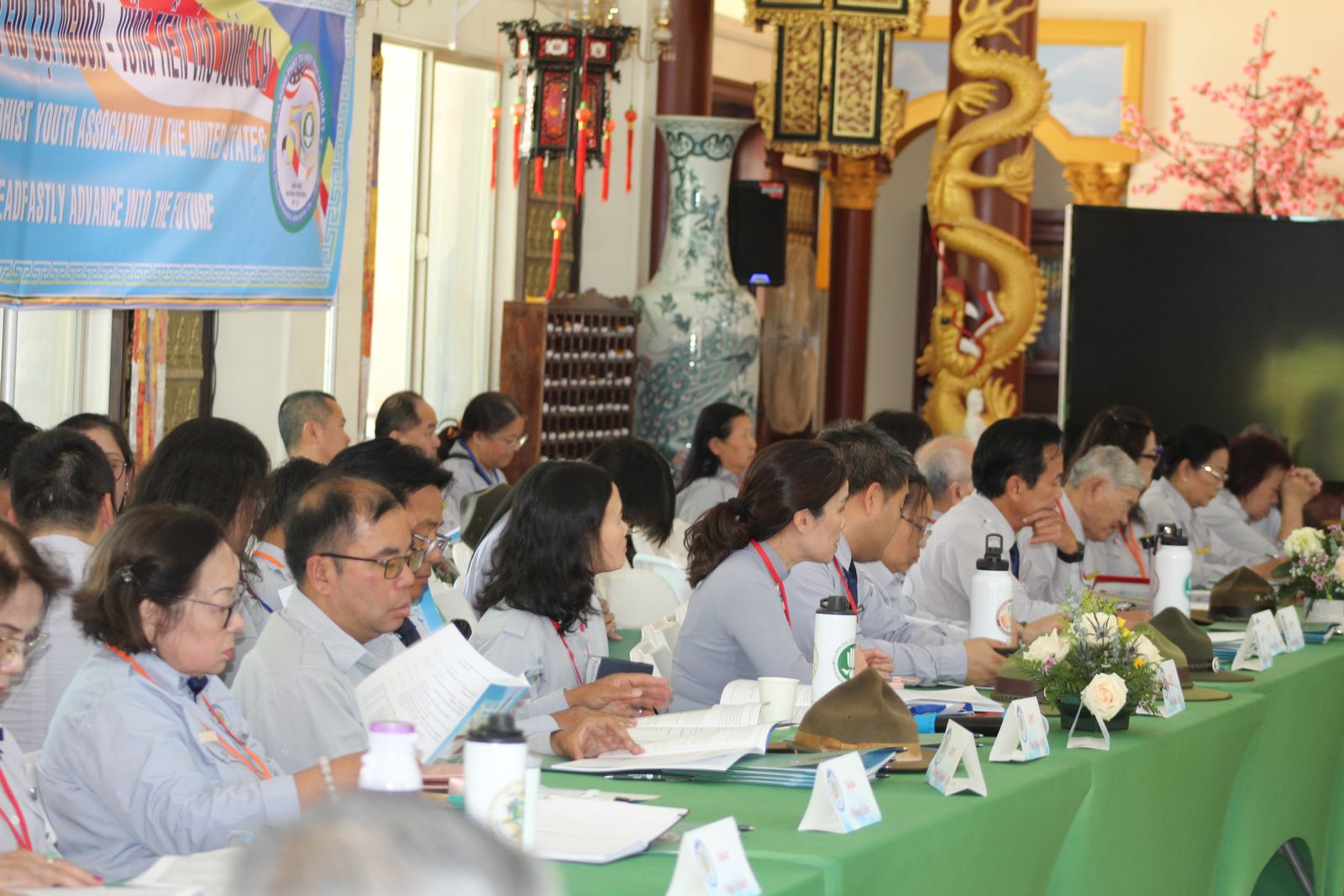 Hoa nơi bàn Phật