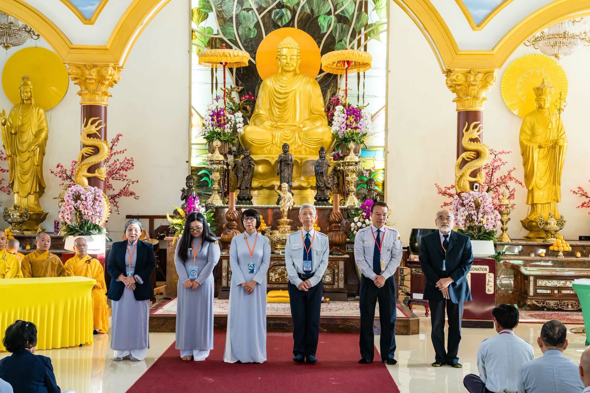 Đầu lân trong ánh đèn hội