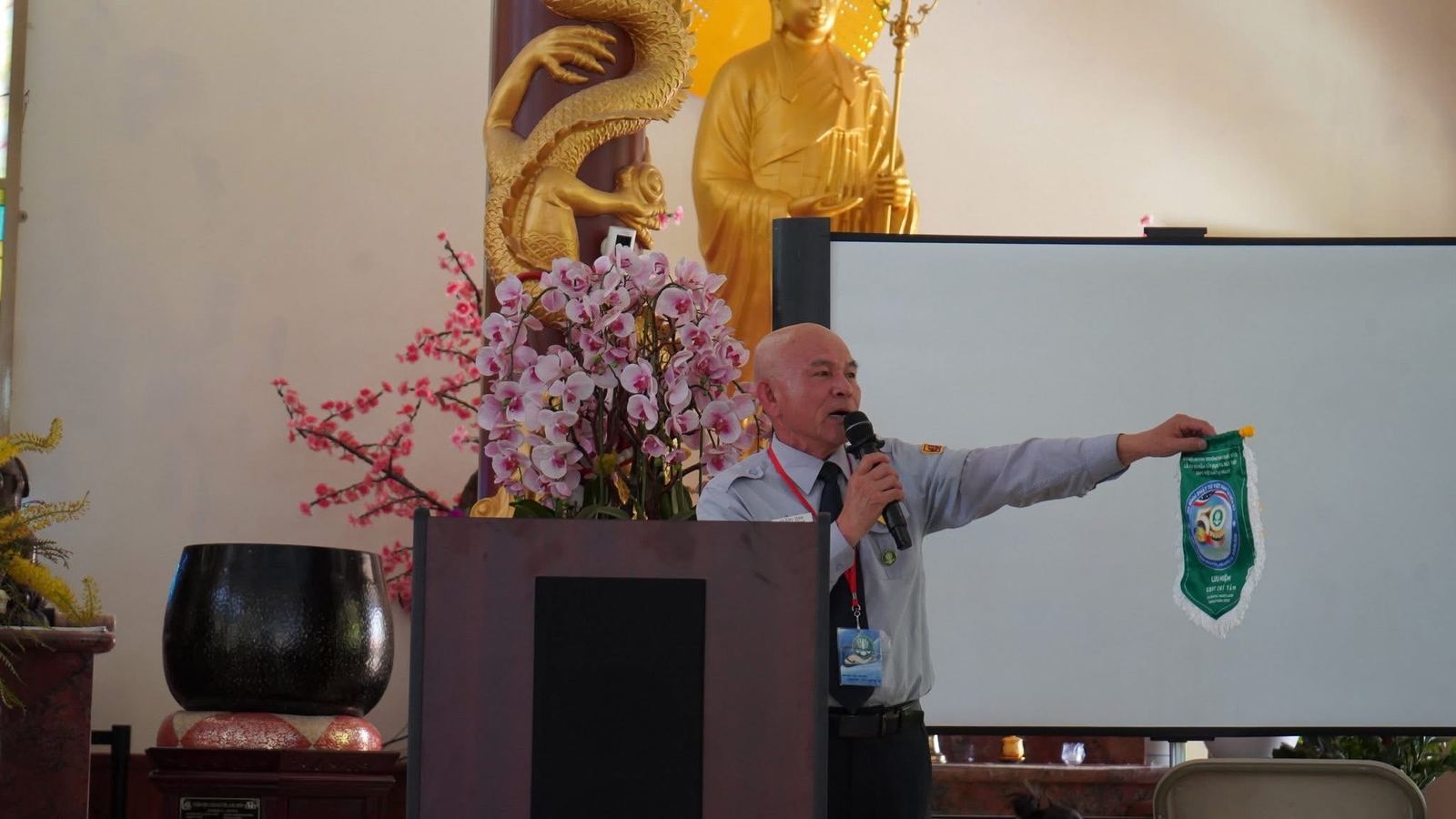 Đoàn sinh nhận phần thưởng