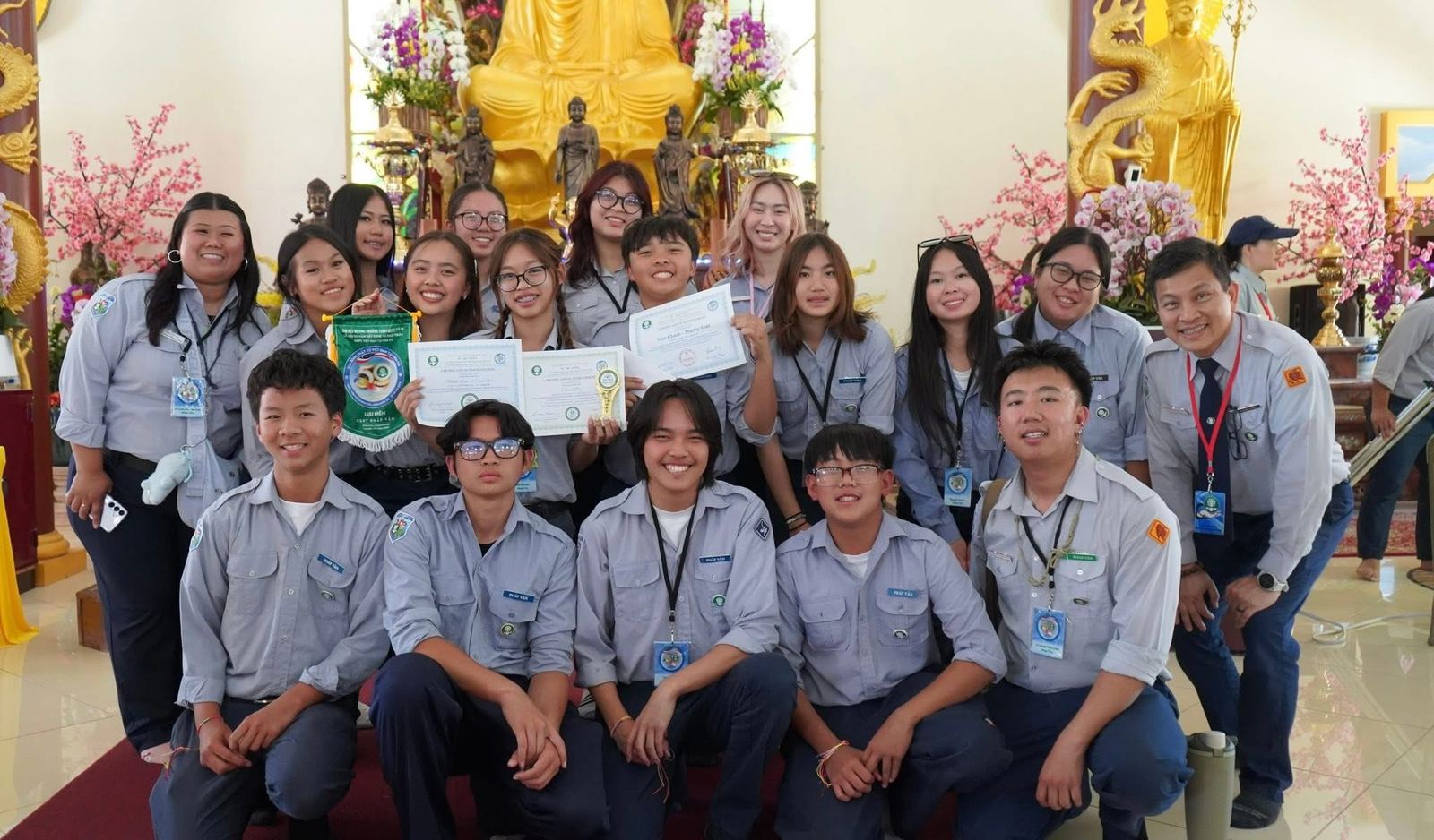 Nhóm đoàn sinh cùng Huynh Trưởng